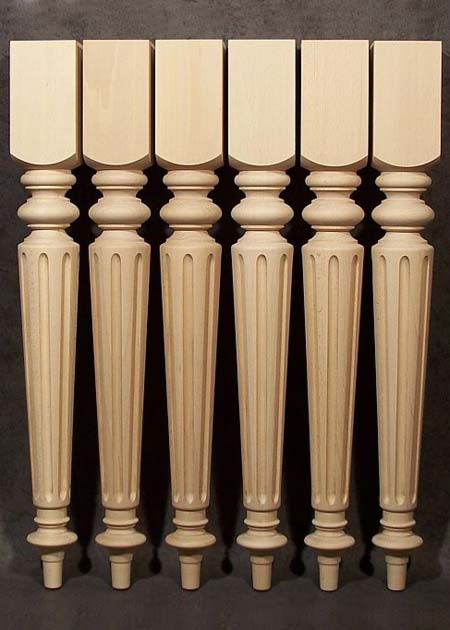 Gedraaide houten tafelpoot vol met brede gleuven, TL41
