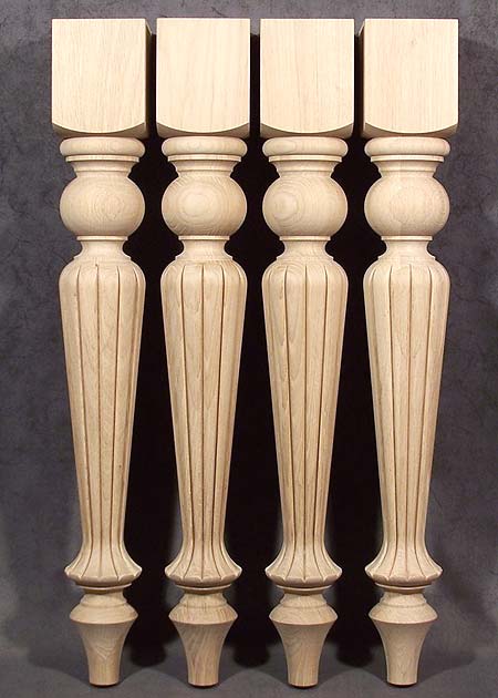 Prachtige houten tafelpoot met sierlijke vormen en veel sierfreeswerk, TL99
