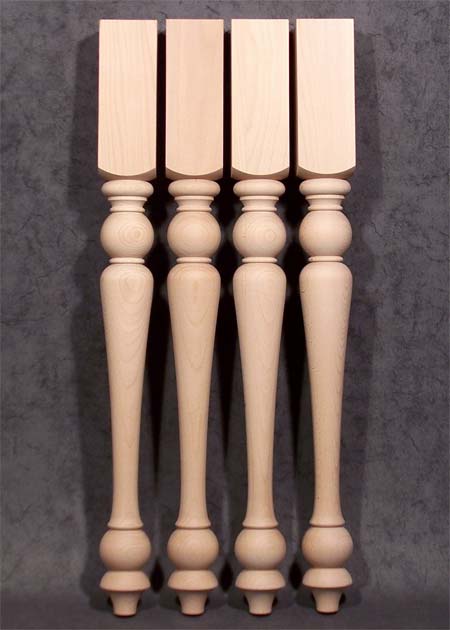 Sierlijke houten tafelpoot met bollen en met karakteristieke onderkant, TL49