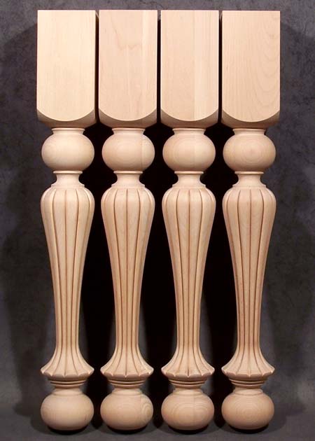 Sierlijke houten tafelpoot met speciaal sierfreeswerk, TL33