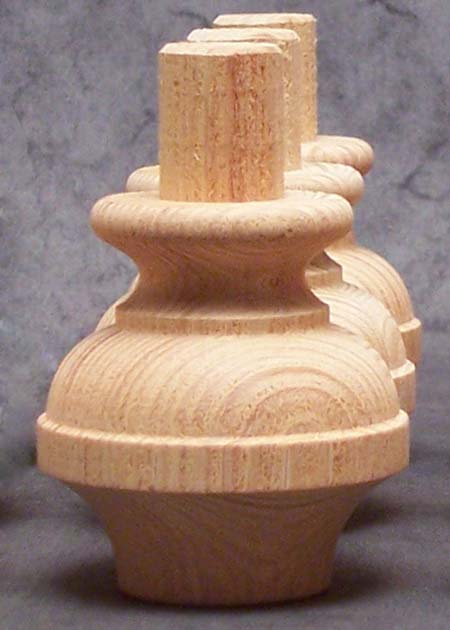 Gedraaide houten bolpoot met klassiek motief, GM11