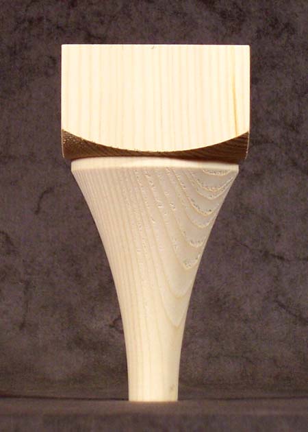 Sierlijke, gedraaide houten bolpoot met hoekige deel boven, GM43